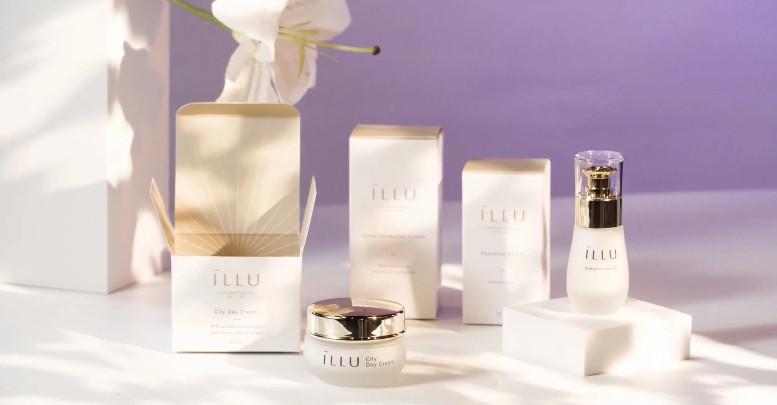 Φιάλες προϊόντων ILLU Laboratories Hellas σε μάρμαρο με απαλές σκιές