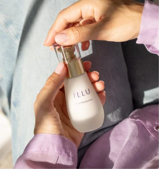 Κολάζ digital εμπειρίας ILLU Laboratories Hellas με λεπτομέρεια προϊόντος και σχετικά προϊόντα